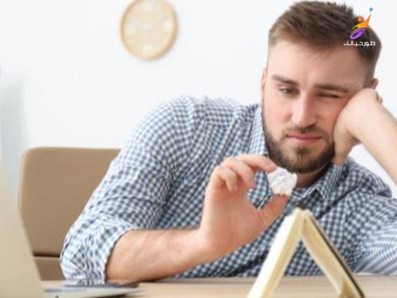 كيف تكسر عادة التسويف وتبدأ الدراسة فوراً؟ دليل العمل المباشر